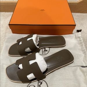 Brand New In Box BNIB HERMES Etoupe Grey Epsom Oran Sandals Size 39 EU